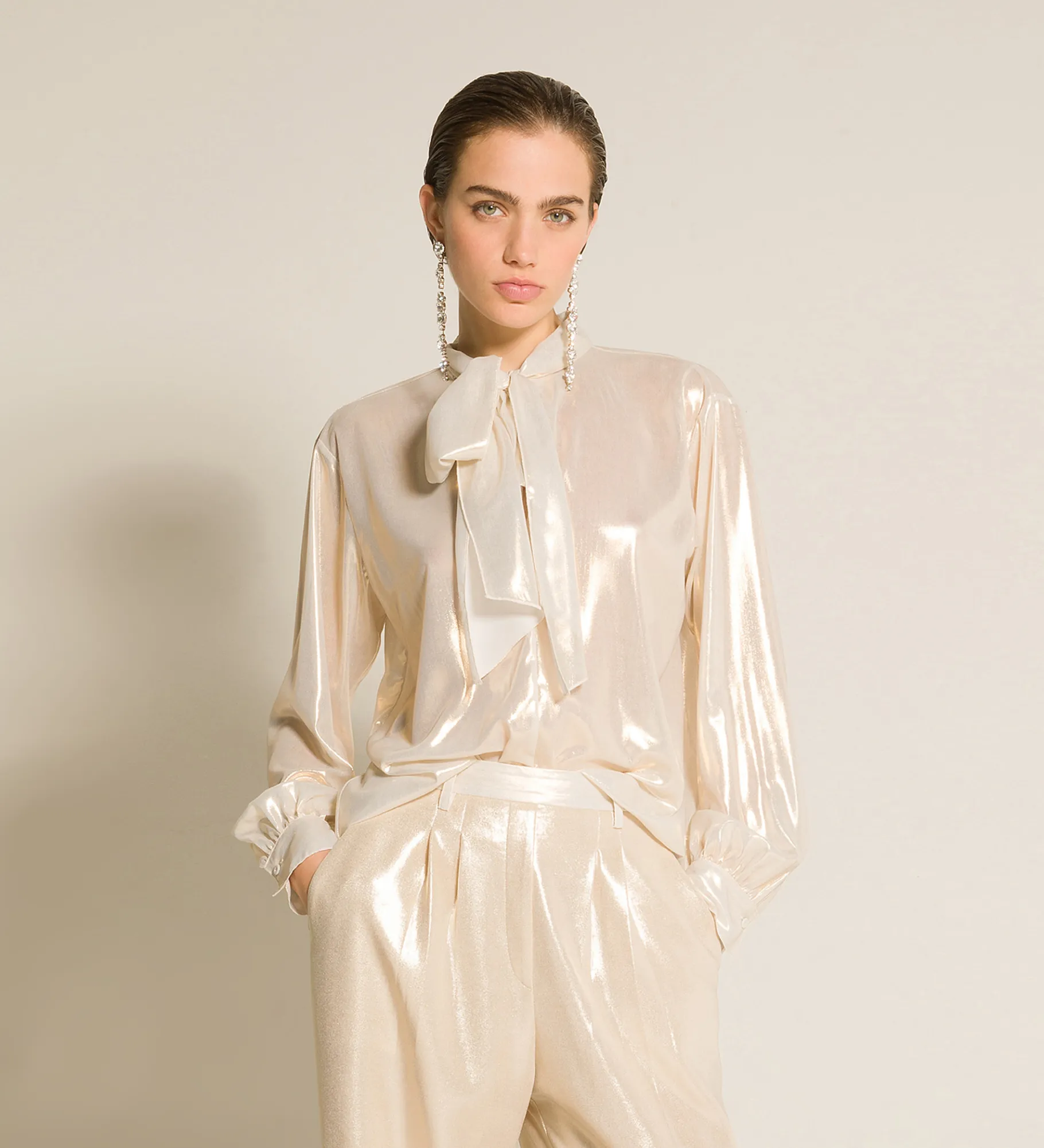 Hot forte_forte la camicia con fiocco in georgette laminata light gold