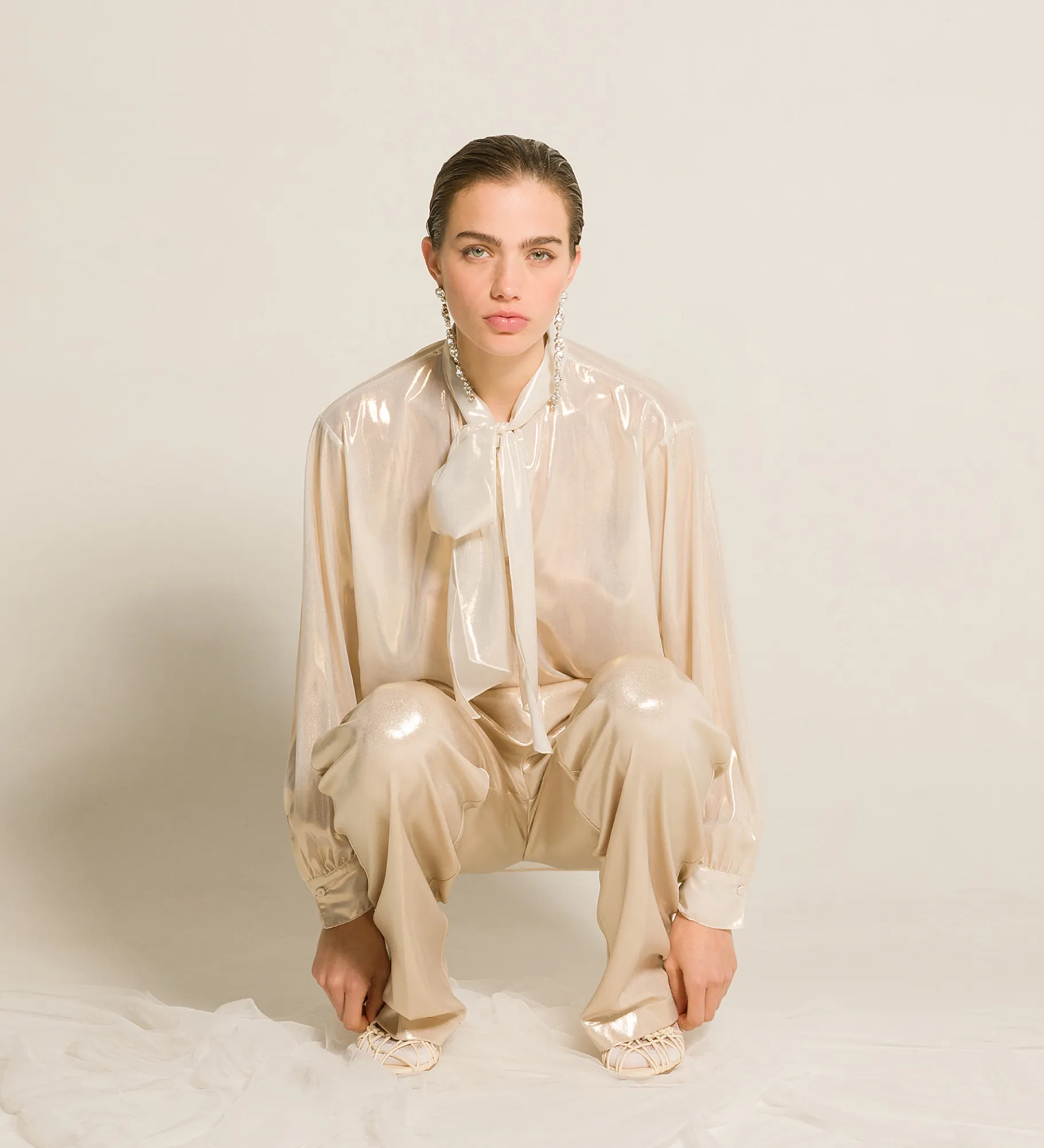Hot forte_forte la camicia con fiocco in georgette laminata light gold