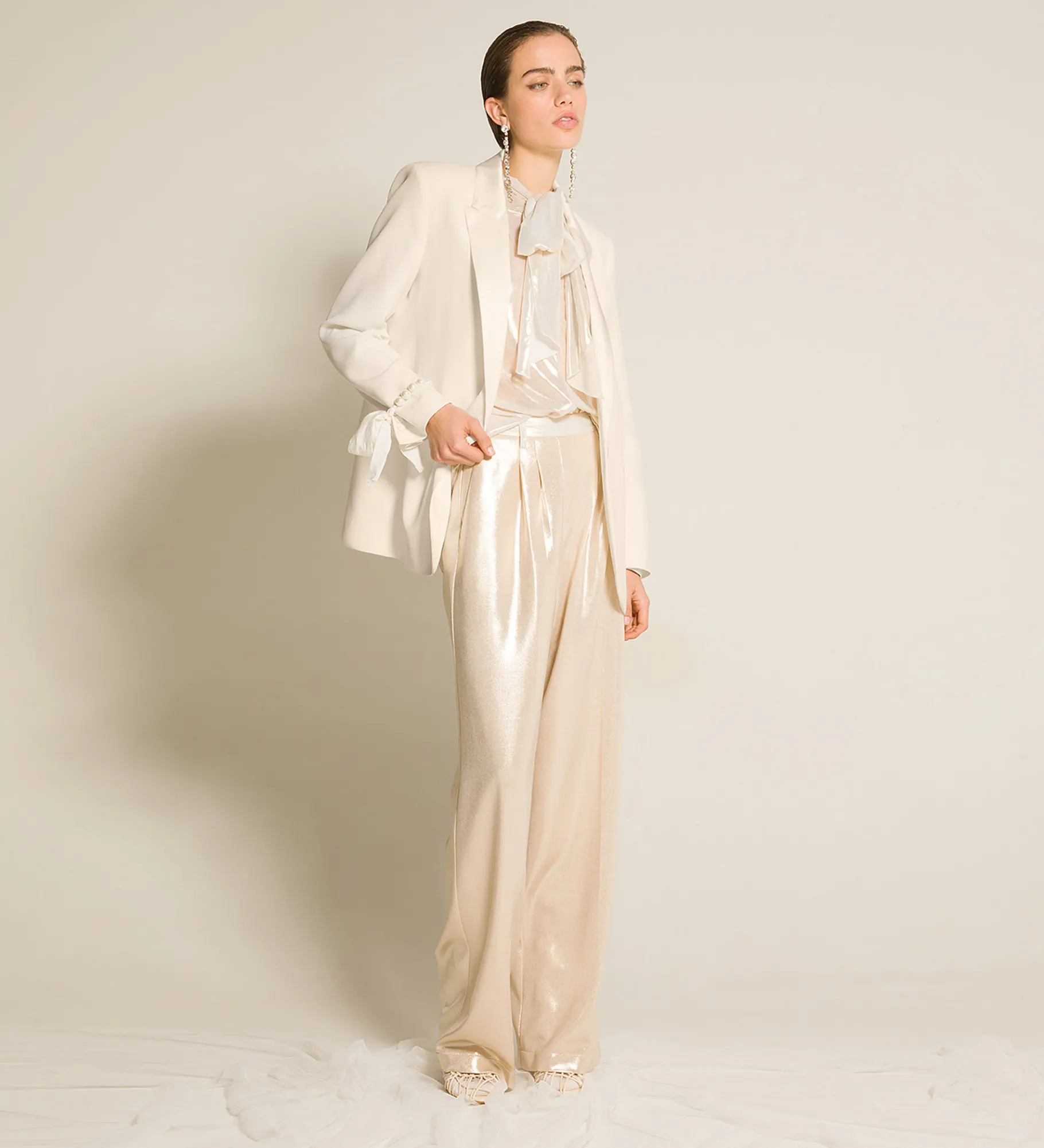 Hot forte_forte la camicia con fiocco in georgette laminata light gold